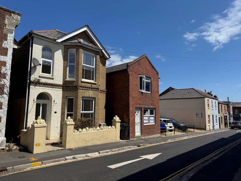 Lot: 110 - FREEHOLD TOWN CENTRE HOUSE COMMERCIAL INVESTMENT AND CAR PARK - View of 23 24 & 25 Newport Street